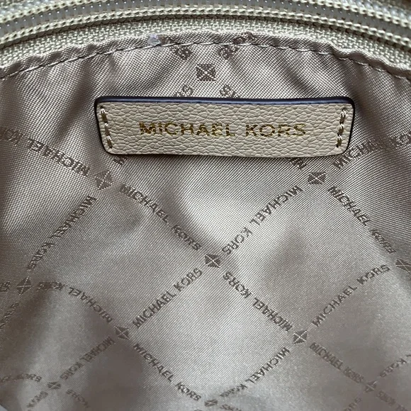 MICHAEL KORS
Charlotte Large Logo and Leather Top-Zip Tote Bag Bisque Mu… - Picture 13 of 16